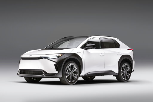 Edmunds Compares: 2023 Toyota bZ4X vs. 2023 Volkswagen ID.4 ...