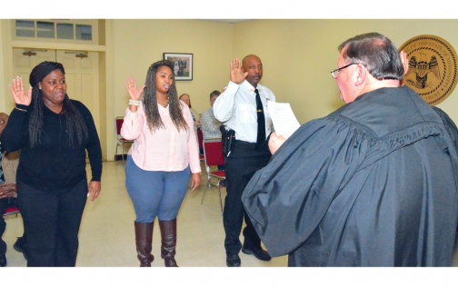 Charleston employees recite oath of office | The Sun-Sentinel